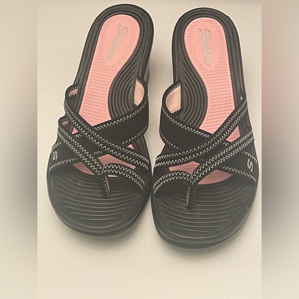 SKECHERS CALI RAMBLERS GO TO GAL WEDGE SANDAL, BLACK & WHITE WOMENS SIZE 8.5 - Picture 8 of 8